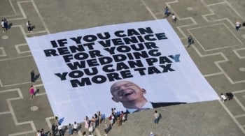 Quiénes son los activistas que quieren boicotear la boda de Jeff Bezos en Venecia