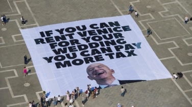 Quiénes son los activistas que quieren boicotear la boda de Jeff Bezos en Venecia