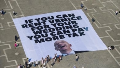 Quiénes son los activistas que quieren boicotear la boda de Jeff Bezos en Venecia