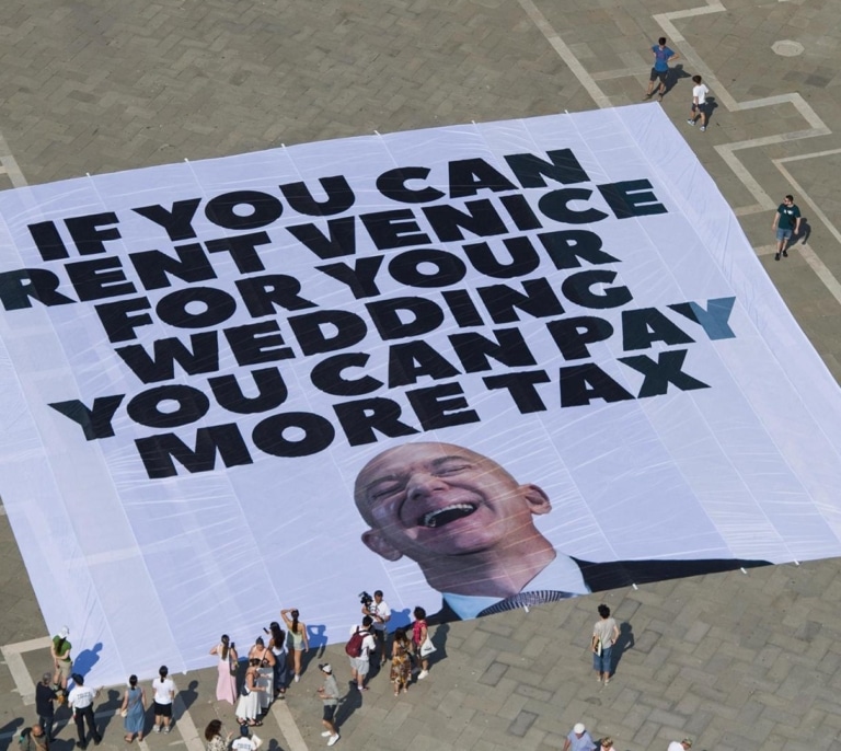 Quiénes son los activistas que quieren boicotear la boda de Jeff Bezos en Venecia