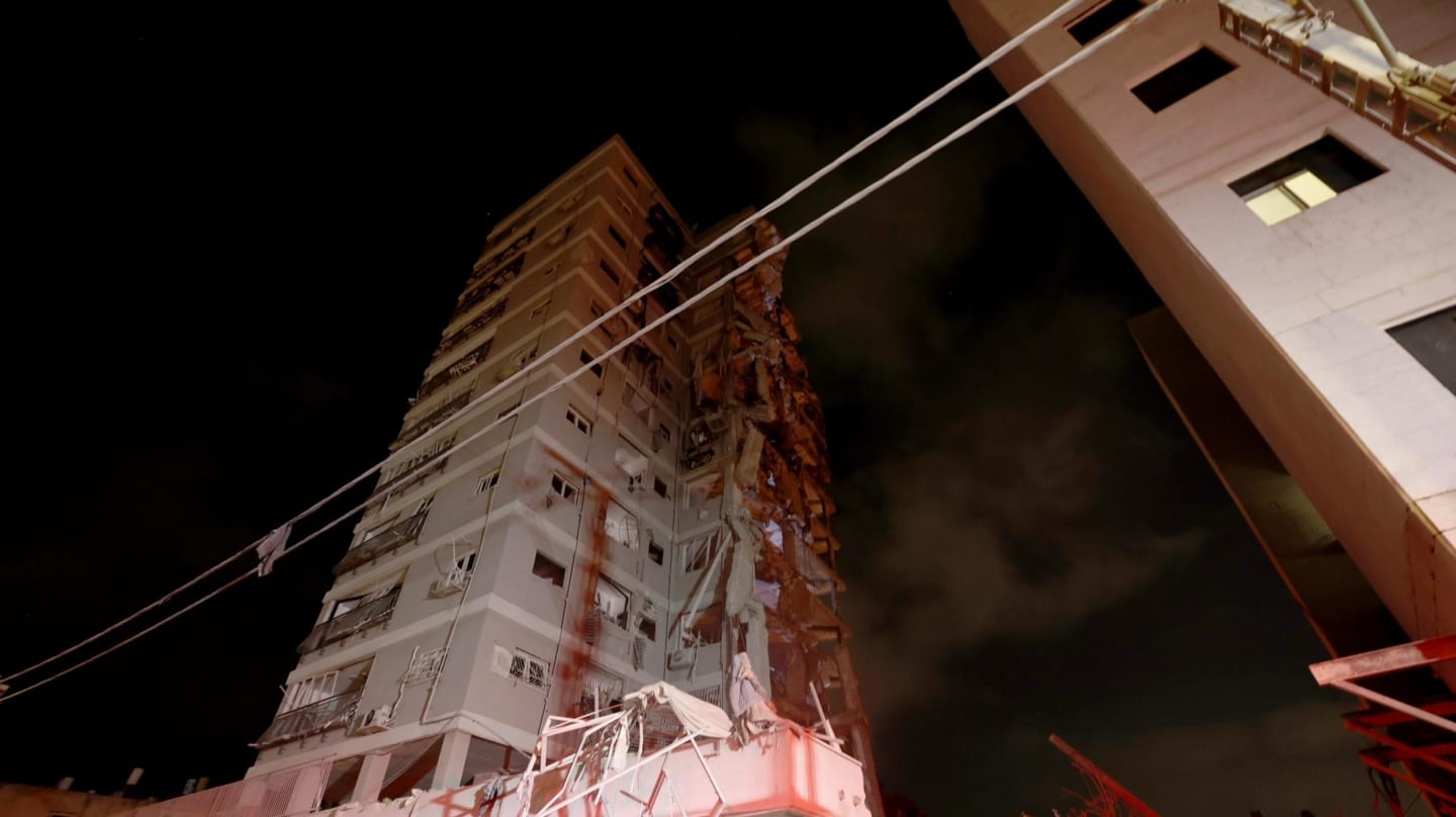 Un edificio residencial afectado por los ataques en Bat Yam (Israel).