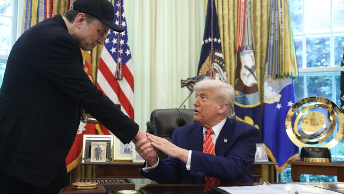 Fotografía de archivo fechada el 30 de Mayo de 2025 del presidente de Estados Unidos, Donald Trump (d) y Elon Musk, dándose la mano durante una conferencia de prensa en la Oficina Oval de la Casa Blanca en Washington (EE.UU.).