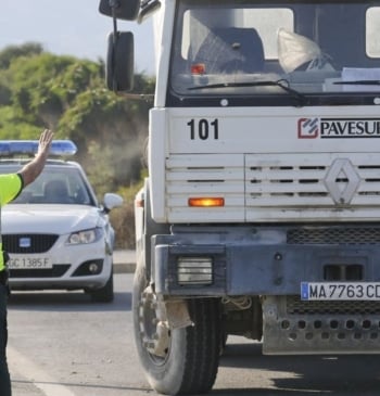 Tráfico detecta graves irregularidades en camiones durante control de peso