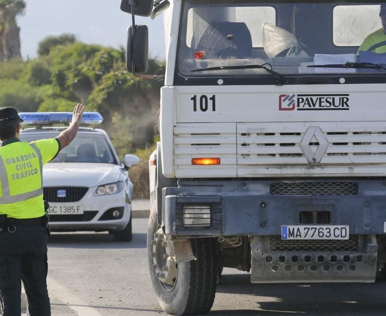 Tráfico detecta graves irregularidades en camiones durante control de peso