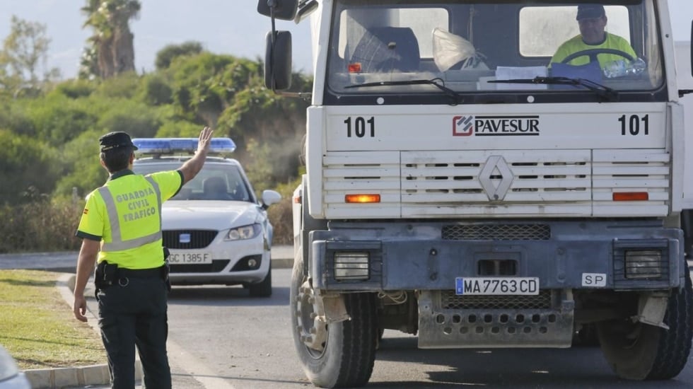 Tráfico detecta graves irregularidades en camiones durante control de peso