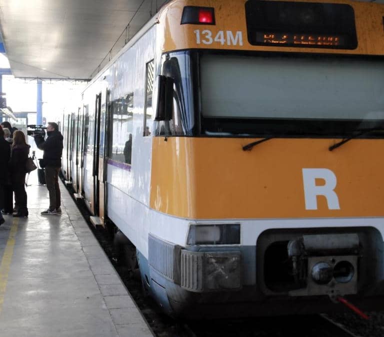 Cortada la circulación de Rodalies en Tarragona por un tren de la R14 sin tensión con 200 personas a bordo