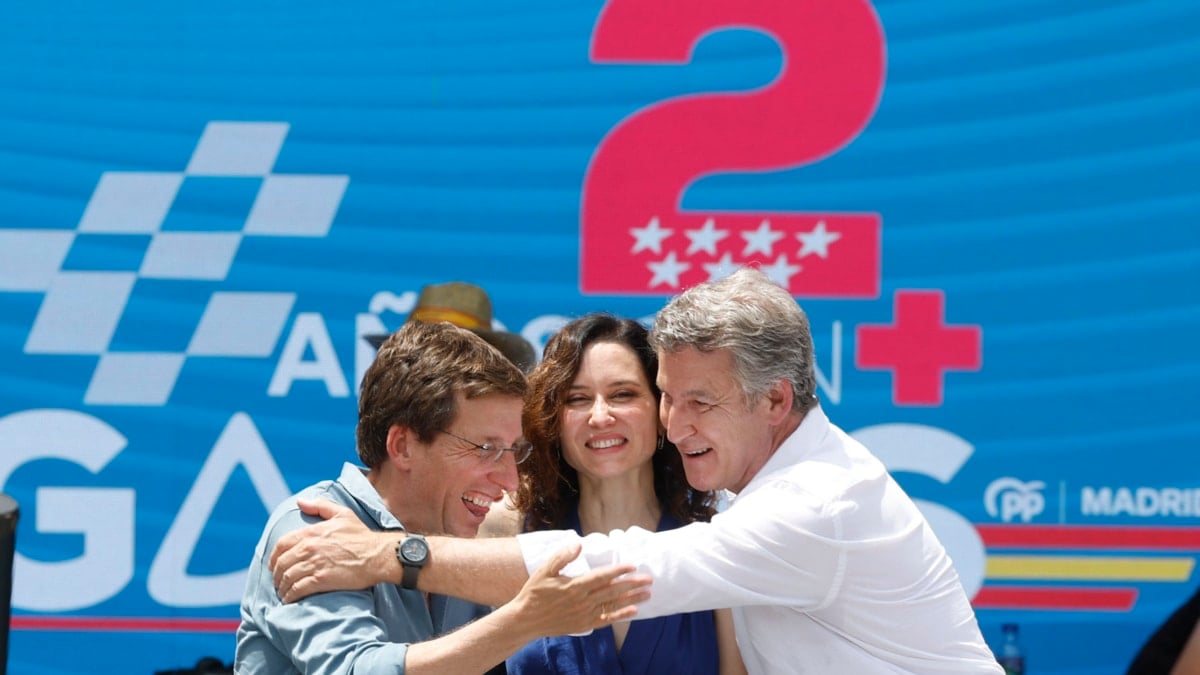Feijóo y Ayuso se abrazan contra Sánchez: "Nos quieren divididos y vamos a seguir unidos"