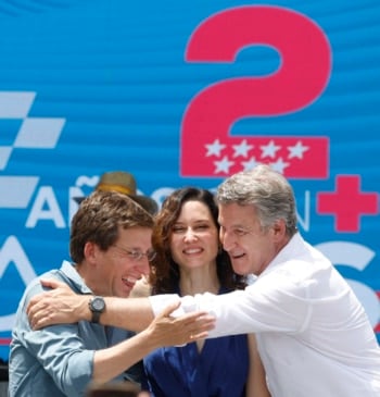 Feijóo y Ayuso se abrazan contra Sánchez: "Nos quieren divididos y vamos [...]