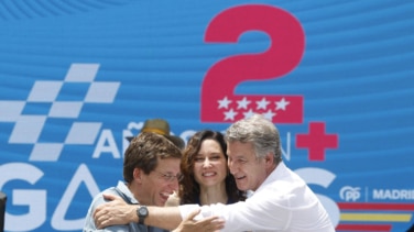 Feijóo y Ayuso se abrazan contra Sánchez: "Nos quieren divididos y vamos a seguir unidos"