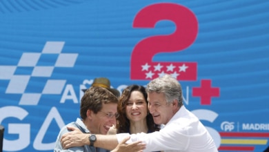 Feijóo y Ayuso se abrazan contra Sánchez: "Nos quieren divididos y vamos a seguir unidos"