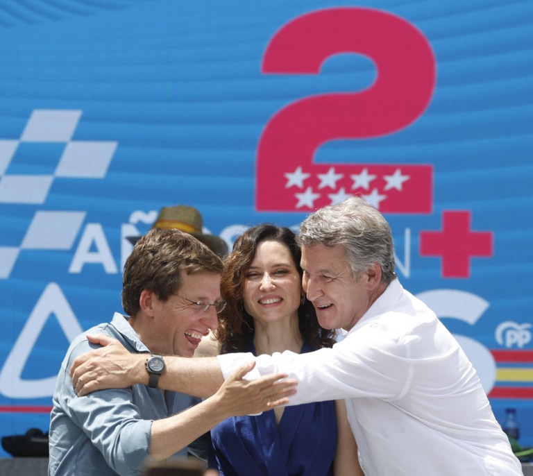 Feijóo y Ayuso se abrazan contra Sánchez: "Nos quieren divididos y vamos a seguir unidos"