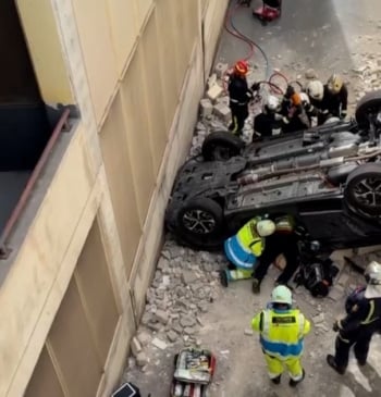 Mujer atrapada tras caer su coche 8 metros en centro comercial de [...]