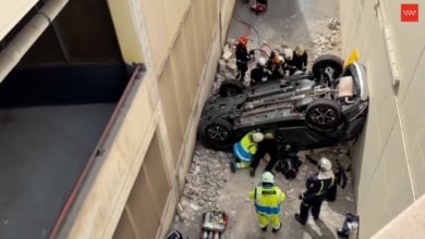Mujer atrapada tras caer su coche 8 metros en centro comercial de Majadahonda