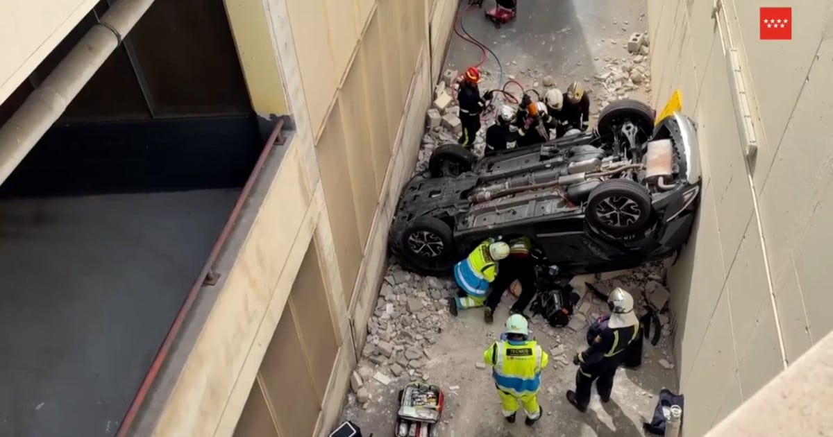 Mujer atrapada tras caer su coche 8 metros en centro comercial de Majadahonda