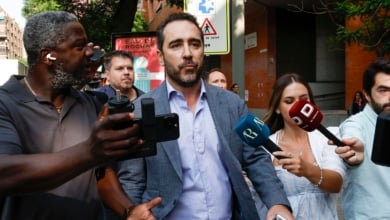 Aldama irrumpe en la comparecencia y se enfrenta a Dolset y Leire Díez: "¡Es una sinvergüenza!"