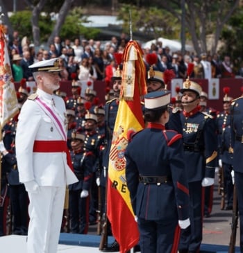 Miles de personas celebran el Día de las Fuerzas Armadas en Tenerife [...]
