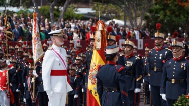 Miles de personas celebran el Día de las Fuerzas Armadas en Tenerife junto a los Reyes