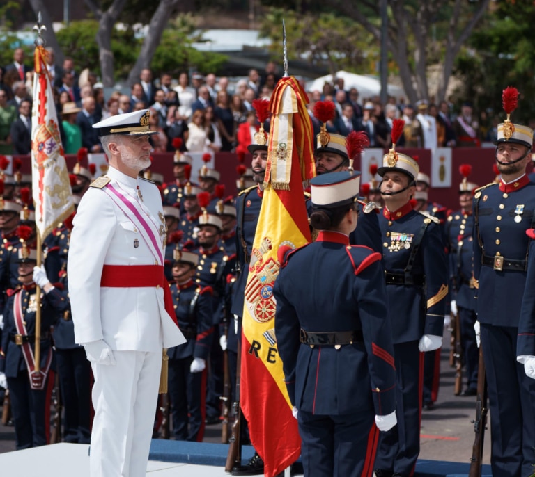 Miles de personas celebran el Día de las Fuerzas Armadas en Tenerife junto a los Reyes