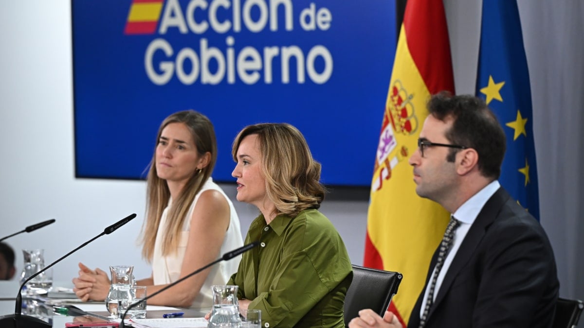 MADRID, 24/06/2025.- La ministra de Educación, Formación Profesional y Deportes y portavoz del Gobierno, Pilar Alegría (c); la vicepresidenta tercera y ministra para la Transición Ecológica, Ana Aagesen, y el ministro de Economía, Carlos Cuerpo, durante la rueda de prensa posterior a la reunión del Consejo de Ministros, este martes, en el complejo del Palacio de la Moncloa. EFE/ Fernando Villar
