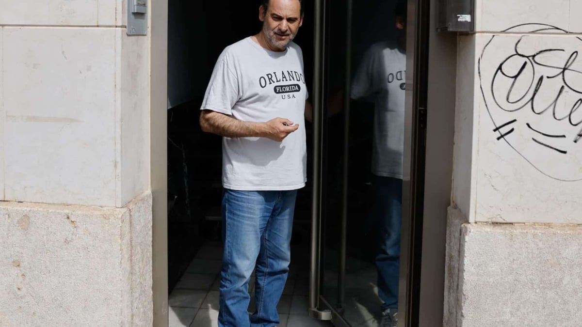 José Luis Ábalos, en el portal de su casa de Valencia.