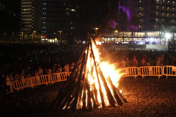 Cientos de personas se han reunido este lunes en la playa Martíanez, en el Puerto De la Cruz, para celebrar la fiesta de San Juan.