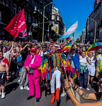 Miles de personas celebran el Orgullo en Budapest a pesar de la [...]