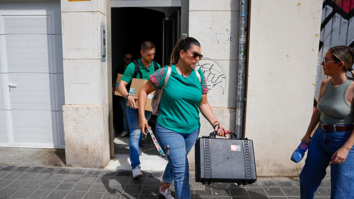Agentes de la Guardia Civil salen de la casa de José Luis Ábalos en Valencia.