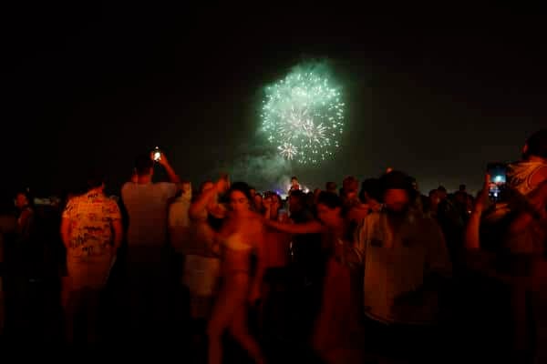 Cientos de personas disfrutan este lunes de la Noche de San Juan en la playa de La Misericordia, en Málaga.