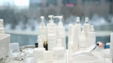 Sanidad ordena la retirada inmediata de cosméticos de cuatro marcas famosas en España