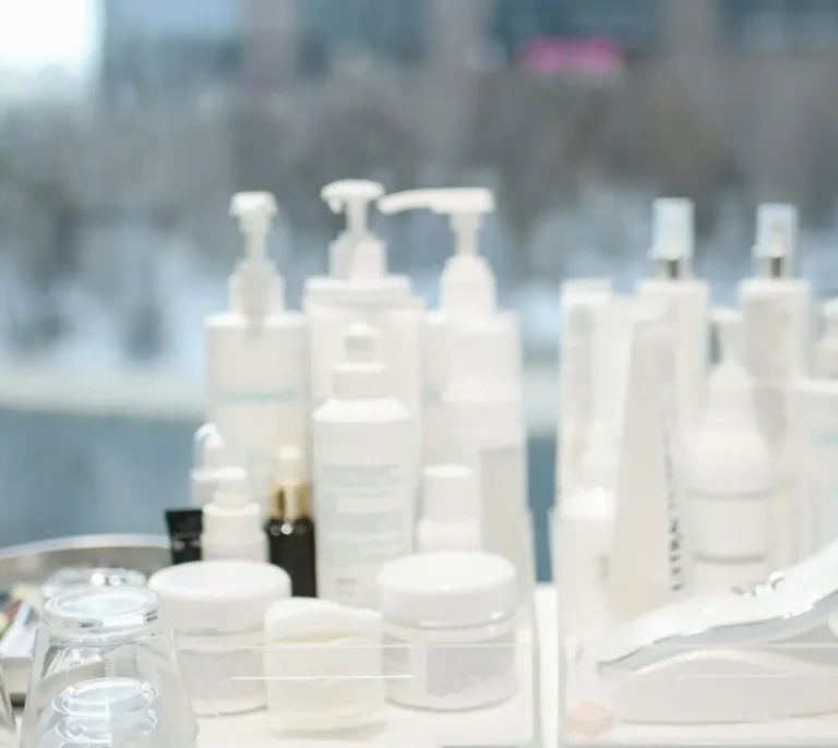 Sanidad ordena la retirada inmediata de cosméticos de cuatro marcas famosas en España