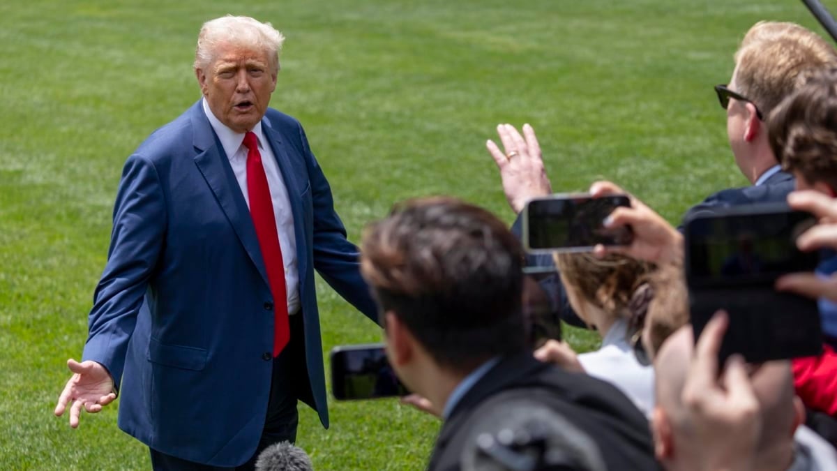 Trump responde a las preguntas de los periodistas tras bajarse del Marine One en el Ala Sur de la Casa Blanca.