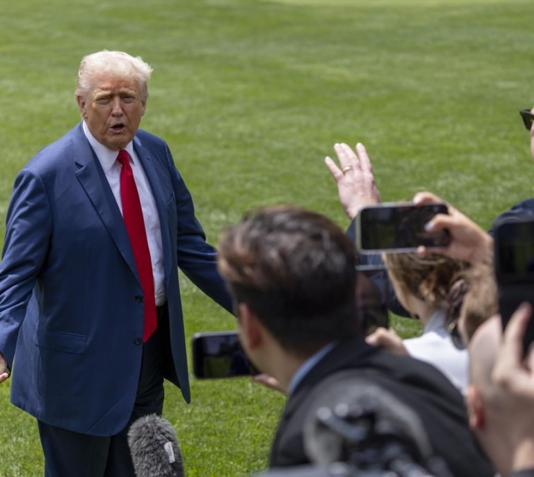 Trump tensa aún más la cuerda y dice que le parecería "genial" detener al gobernador de California por los disturbios en Los Ángeles
