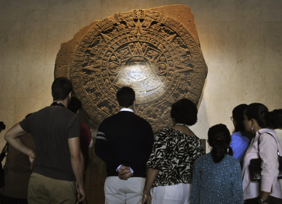 FOTO DE ARCHIVO. Un grupo de personas en la emblemática piedra del Sol del Museo Nacional de Antropología de México