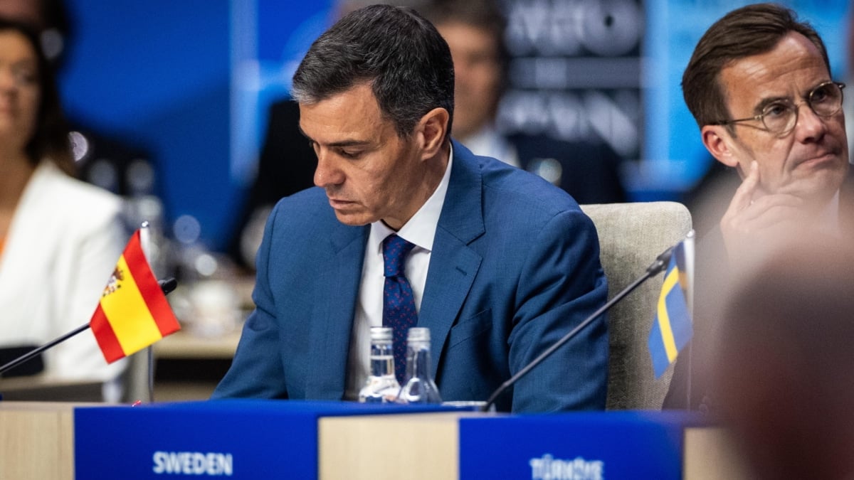 The Hague (Netherlands), 25/06/2025.- Spanish Prime Minister Pedro Sanchez takes a seat at the beginning of the NATO Summit at the World Forum in The Hague, The Netherlands, 25 June 2025. The Netherlands, for the first time in NATO's history of existence, is hosting a NATO summit. (Países Bajos; Holanda, La Haya) EFE/EPA/SEM VAN DER WAL