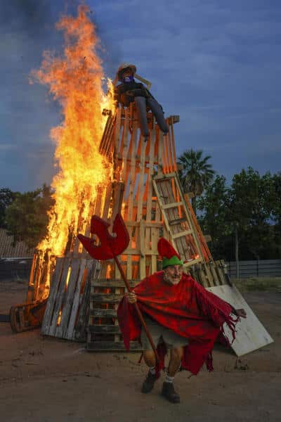 La tradicional hoguera de la verbena de San Juan este lunes en la localidad barcelonesa de El Masnou.