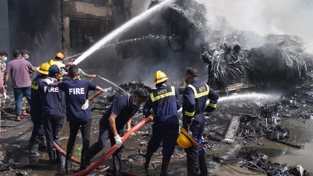 Bomberos en el lugar del accidente del avión.