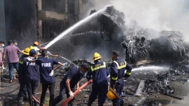 Hallan un superviviente tras estrellarse un avión en la India con 242 personas a bordo que se dirigía a Reino Unido
