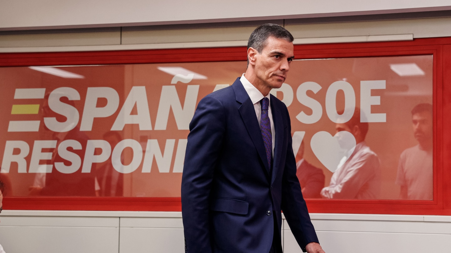 MADRID, 12/06/2025.- El presidente del Gobierno y líder del PSOE, Pedro Sánchez, ha admitido que los socialistas no debieron confiar en su hasta ahora secretario de Organización, Santos Cerdán, cuya dimisión le ha exigido al conocer el informe de la UCO que le implica en supuestos casos de corrupción y ha asegurado que "aunque la decepción es grande, la respuesta será siempre contundente", durante la rueda de prensa ofrecida este jueves en la sede del partido. EFE/Daniel Gonzalez