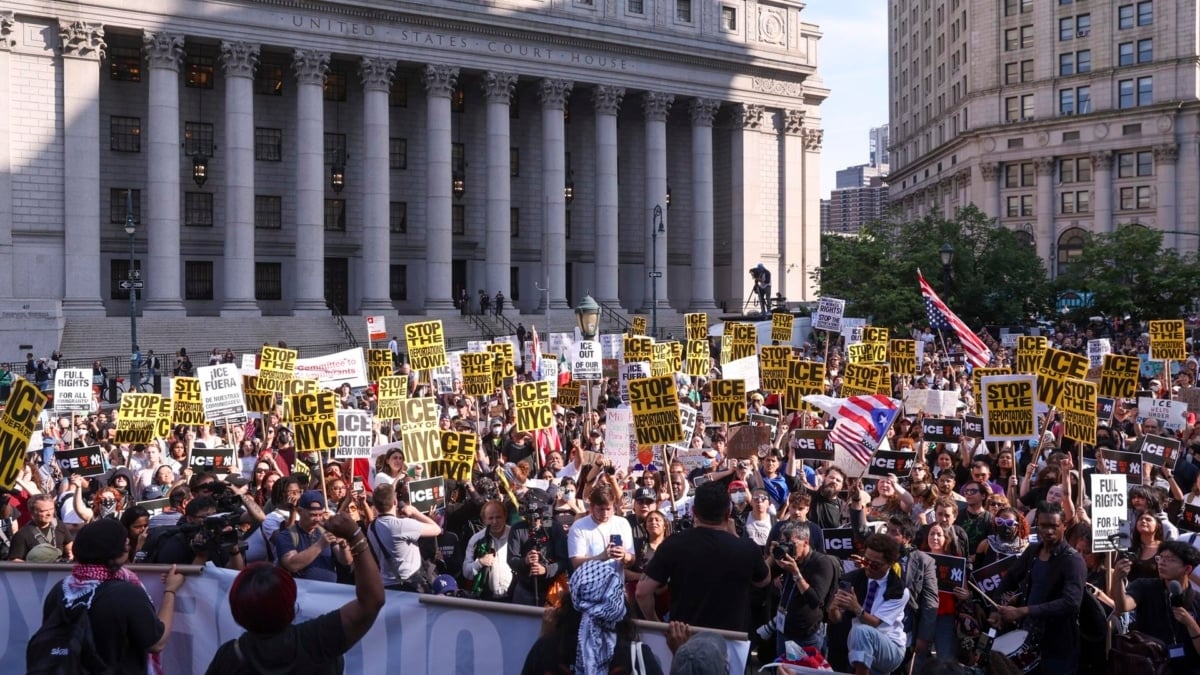 Una multitudse congrega a las puertas de las oficinas de los agentes de inmigración (ICE) en Nueva York, Estados Unidos.