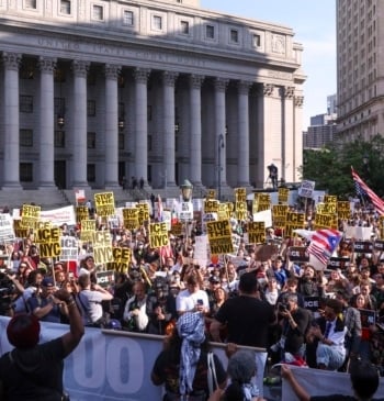 Las protestas contra Trump se extienden a cientos de ciudades y amenazan [...]