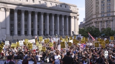 Las protestas contra Trump se extienden a cientos de ciudades y amenazan su desfile militar del sábado