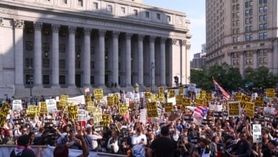 Las protestas contra Trump se extienden a cientos de ciudades y amenazan su desfile militar del sábado