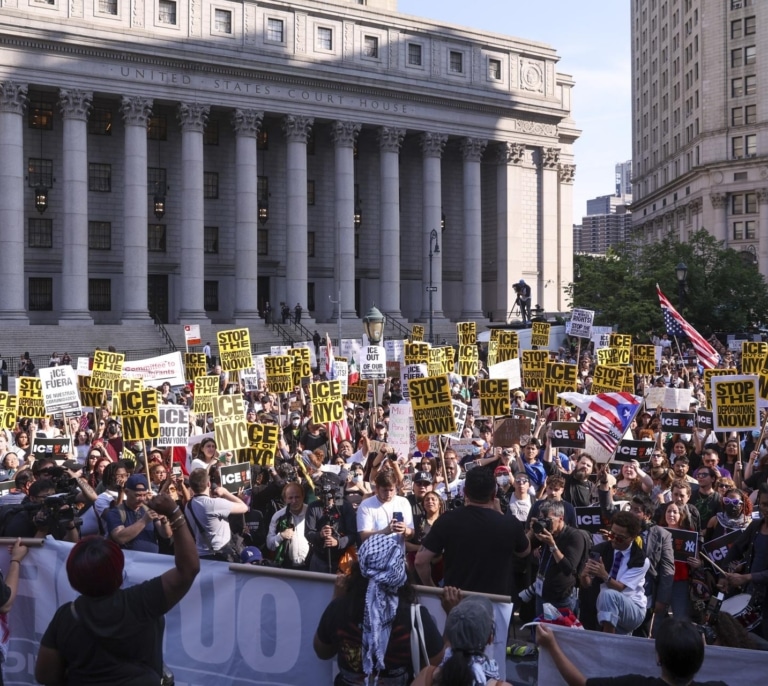 Las protestas contra Trump se extienden a cientos de ciudades y amenazan su desfile militar del sábado
