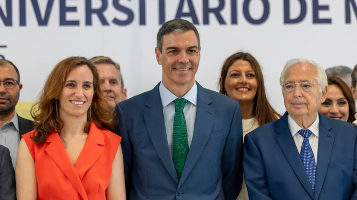 MELILLA, 02/06/2025.- El presidente del Gobierno, Pedro Sánchez, junto a la ministra de Sanidad, Mónica García (i), y el presidente de Melilla, Juan José Imbroda (d) durante el acto de inauguración del Hospital Universitario de Melilla, este lunes. EFE/ Jose Manuel Giner Gutierrez