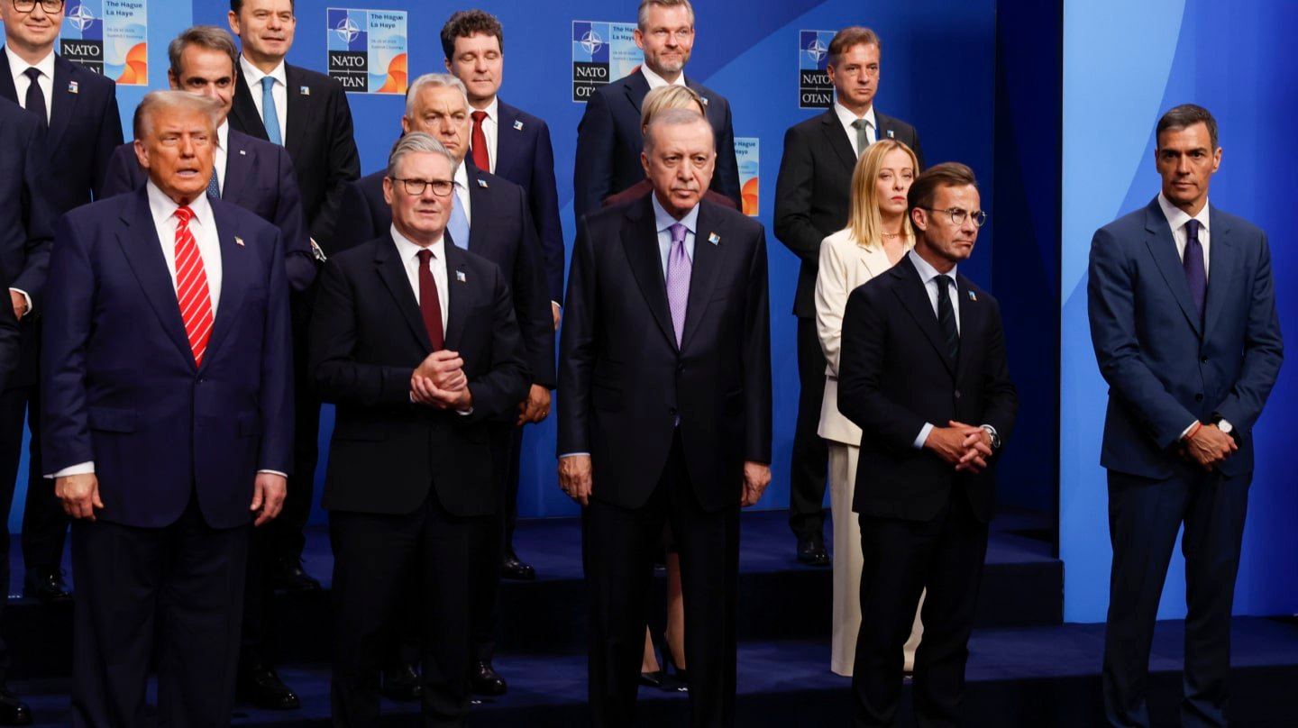 FOTODELDIA LA HAYA, 25/06/2025.- El presidente del Gobierno español, Pedro Sánchez (d); el presidente estadounidense, Donald Trump (i); el turco, Recep Tayyip Erdogan (c); y la primera ministra italiana, Giorgia Meloni (3d), entre otros líderes, posan en la foto de familia de la cumbre de la OTAN que se celebra este miércoles en La Haya, Países Bajos. EFE/ J.J. Guillén