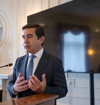 Torres (BBVA) dice que "es urgente" la consolidación bancaria: "El riesgo no [...]
