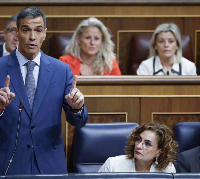 Sánchez recurre al 'y tú más' para defenderse del 'caso Cerdán' mientras el PP estalla con gritos de "¡dimisión!"