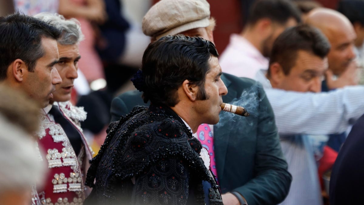Morante de la Puebla, rodeado de los suyos, degusta un puro en la corrida de Beneficencia antes de salir a hombros,
