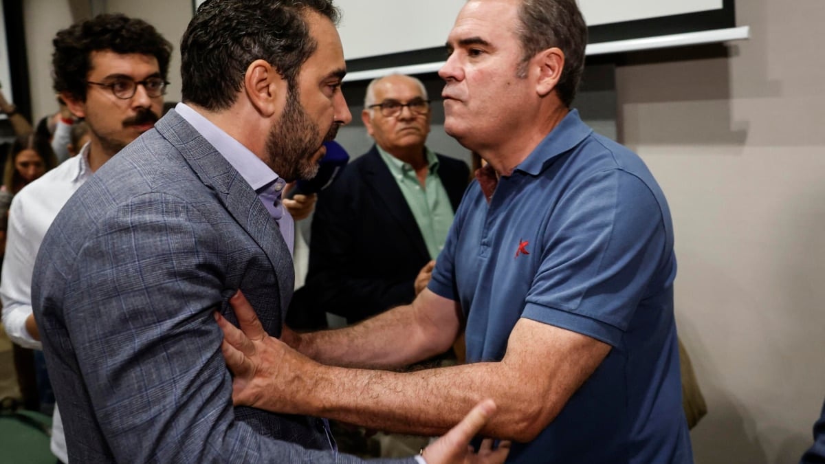 Aldama y Dolset se enfrentan en presencia de los periodistas tras la comparecencia de Leire Díez.