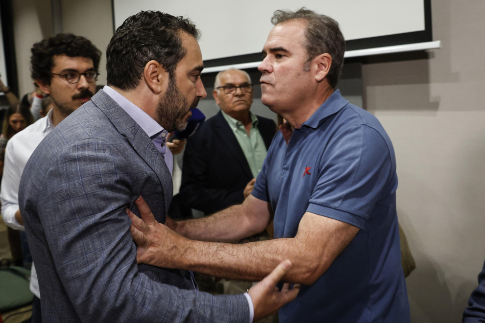 Aldama y Dolset se enfrentan en presencia de los periodistas tras la comparecencia de Leire Díez.